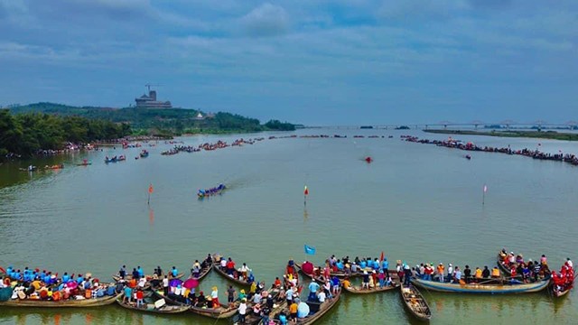 Le festival des courses de bateaux Tinh Long. Photo : kinhtedothi.vn