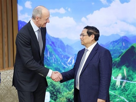 Le Premier ministre vietnamien Pham Minh Chinh (à droite) et Roland Busch, PDG du groupe allemand Siemens. Photo : VNA.