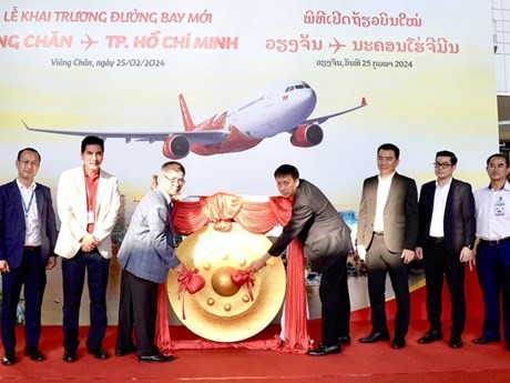 Bounteng Symoon, directeur général adjoint de l'administration de l'aviation civile du Laos, et Nguyên Thanh Son, vice-président de Vietjet, et les délégués organisent la cérémonie de lancement de la nouvelle route à l'aéroport de Wattay à Vientiane. Photo : Vietjet.