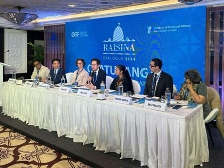 Le vice-ministre des Affaires étrangères, Dô Hùng Viêt, (au centre) au 9e Dialogue Raisina en Inde. Photo : VNA.