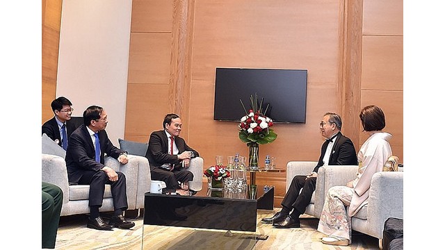 Le Vice-Premier ministre vietnamien Trân Luu Quang (à gauche), le ministre vietnamien des Affaires étrangères Bùi Thanh Son et l'ambassadeur du Japon au Vietnam Yamada Takio (à droite) lors de la célébration. Photo : VGP.