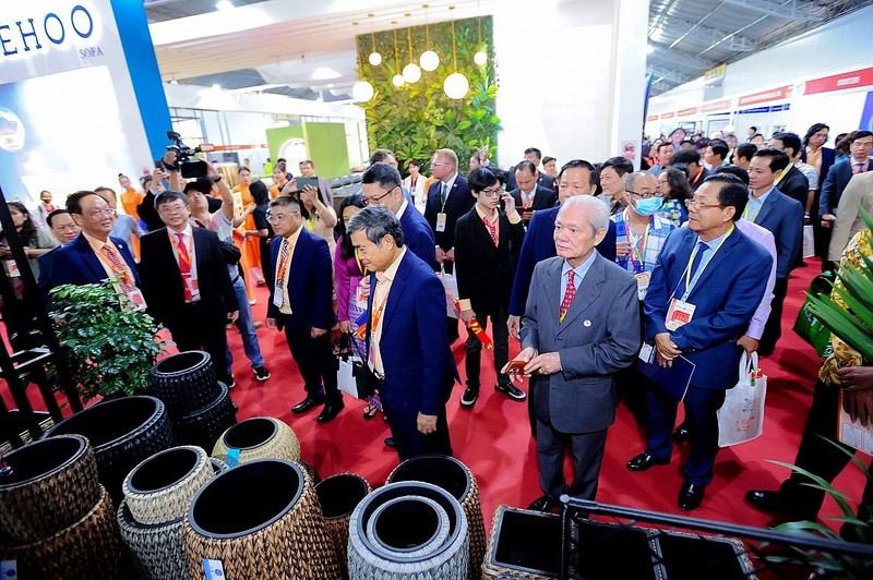 Les visiteurs à l'exposition VIFA EXPO 2024. Photo : congthuong.vn