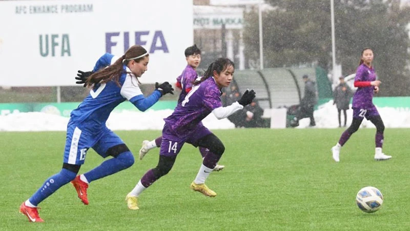 Après son arrivée en Ouzbékistan, l'équipe féminine vietnamienne U20 a disputé un match amical. Photo: VFF