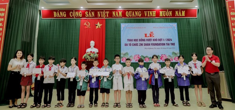 La cérémonie de remise des bourses d'études pour les élèves de la province de Quang Tri. Photo : thoidai.com.vn