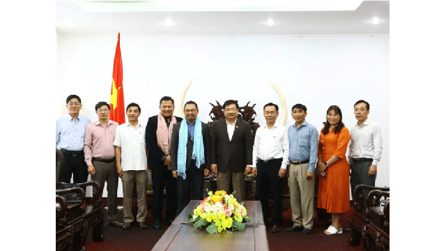 Le docteur Nasir Latif, président du groupe AeroAsia Holding (5e de gauche à droite) et la délégation de la province de Binh Thuân. Photo : baodautu.vn