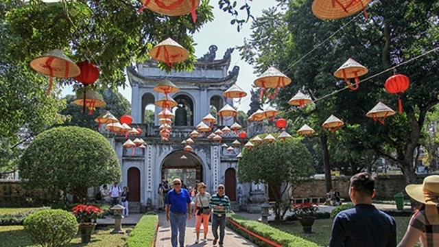 Les visiteurs au Temple de la littérature à Hanoi. Photo : VOV.