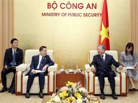 Le ministre de la Sécurité publique, le général To Lam (droite) et Khonsi Naovalat, chef de l'agence de représentation du ministère lao de la Sécurité publique au Vietnam. Photo : VNA.