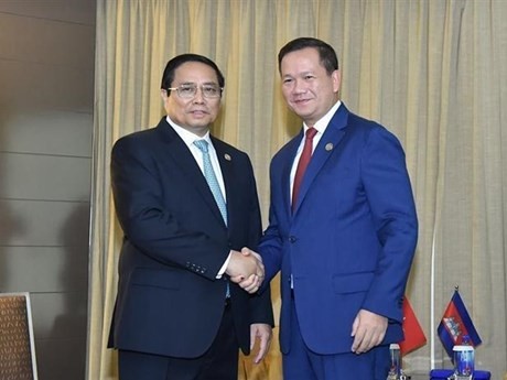 Le Premier ministre vietnamien Pham Minh Chinh (à gauche) rencontre son homologue cambodgien à Melbourne. Photo : VNA.