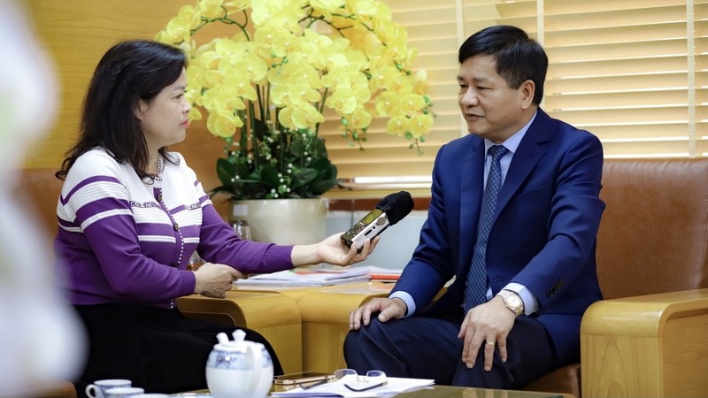 Le président du Comité populaire de la province de Diên Biên, Lê Thành Dô et la journaliste de la VOV. Photo : VOV.
