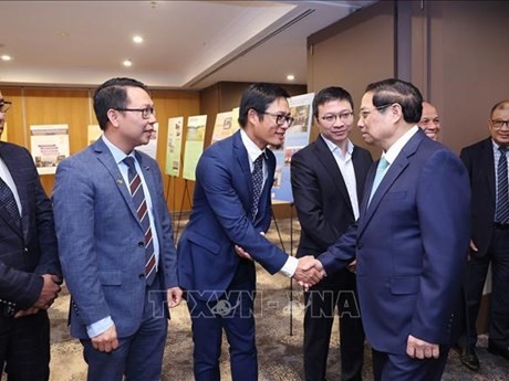 Le Premier ministre Pham Minh Chinh et des représentants de l'Association des entrepreneurs vietnamiens d’Australie. Photo : VNA.