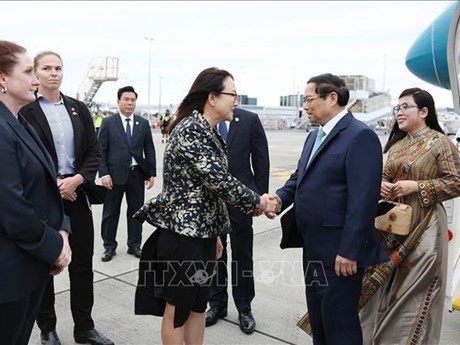 Le Premier ministre Pham Minh Chinh à l'aéroport d'Auckland. Photo : VNA.