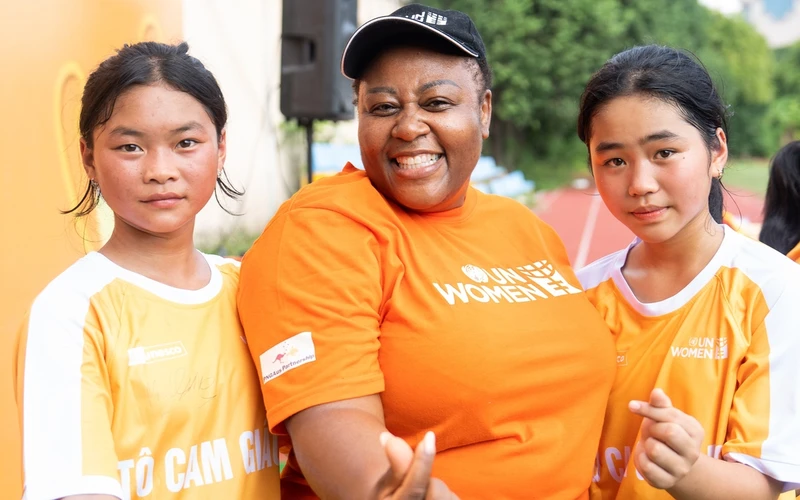 La représentante en chef de l’Agence des Nations Unies pour l’égalité des sexes et l’autonomisation des femmes (ONU Femmes) au Vietnam, Caroline T. Nyamayemombe (au Centre). Photo : phunuvietnam.vn