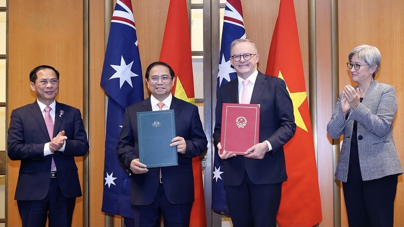 Le Premier ministre vietnamien Pham Minh Chinh (2e à partir de la gauche) et le Premier ministre australien Anthony Albanese (3e à partir de la gauche) après avoir signé un accord pour élever leurs relations au niveau de partenariat stratégique intégral. Photo : VOV.