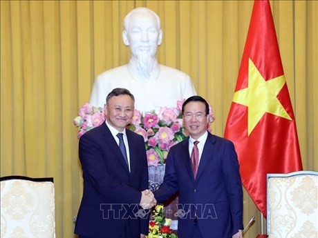 Le Président Vo Van Thuong (à droite) et le procureur général de Mongolie, Jargalsaikhan Banzragch. Photo : VNA.