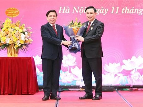 Le secrétaire du Comité du Parti du bloc des organes centraux Nguyên Van Thê félicite le président de l'AN Vuong Dinh Huê. Photo : VNA.