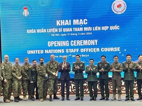 Lors de l'ouverture d'ne formation d'officiers d'état-major des Nations Unies 2024, co-organisée par le Vietnam et le Canada, le 11 mars au Département du maintien de la paix du Vietnam. Photo : VNA