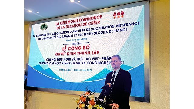 L'ambassadeur de France au Vietnam, Olivier Brochet lors de la cérémonie. Photo : thoidai.com.vn