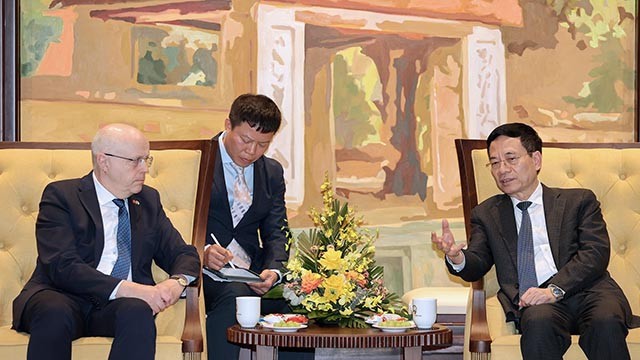 Le ministre de l'Information et des Communications Nguyên Manh Hùng (à droite) et l'ambassadeur de Finlande Keijo Norvanto (à gauche). Photo : ictvietnam.vn