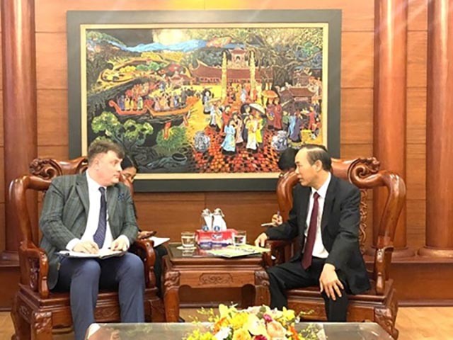 Le vice-ministre de l’Agriculture et du Développement rural Phung Duc Tiên (à droite) et Vladimir Murashkin, Premier secrétaire de l’ambassade de la Fédération de Russie au Vietnam (à gauche). Photo: thoidai.com.vn