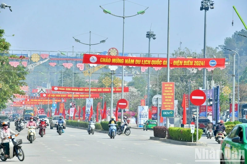 Les rues de Diên Biên Phu sont décorées de drapeaux et de fleurs pour accueillir l’Année nationale du tourisme de Diên Biên 2024. Photo : nhandan.vn 