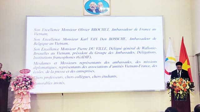 Dô Tuân Minh, président du Conseil d'administration de l’Université de langues et d’études internationales (ULIS), prend la parole lors de la cérémonie de "Couleurs culturelles" 2024.