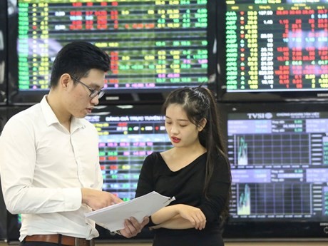 L’élévation du statut du marché boursier est une préconisation à laquelle le gouvernement et le Premier ministre ont accordé une grande attention ces derniers temps. Photo: hanoimoi.vn