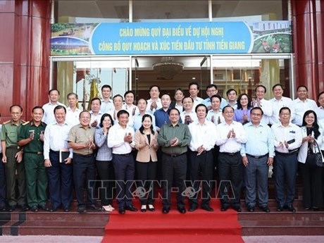 Le Premier ministre Pham Minh Chinh et des dirigeants de Tien Giang. Photo : VNA.