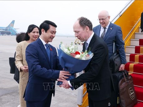 Le Président du Parlement de Finlande, Jussi Halla-aho (droite), est accueilli à l'aéroport international de Noi Bai par le vice-président de la Commission des relations extérieures de l'Assemblée nationale, Lê Anh Tuân. Photo : VNA.