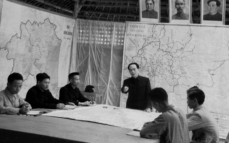 L’État-major général général de l'Armée populaire du Vietnam étudie le plan de bataille de Diên Biên Phu. Photo d'archives : VNA.