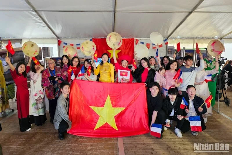 Des Vietnamiens participent à la Journée de la Francophonie. Photo : nhandan.vn