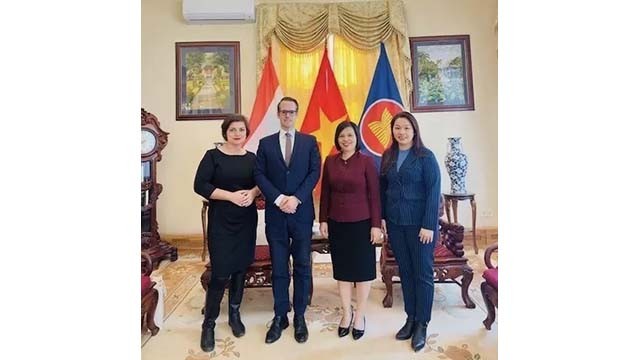 L’ambassadrice du Vietnam en Hongrie, Nguyên Thi Bich Thao (2e à partir de droite) et le docteur Levente Horvath, directeur du Centre Eurasia. Photo : baoquocte.vn