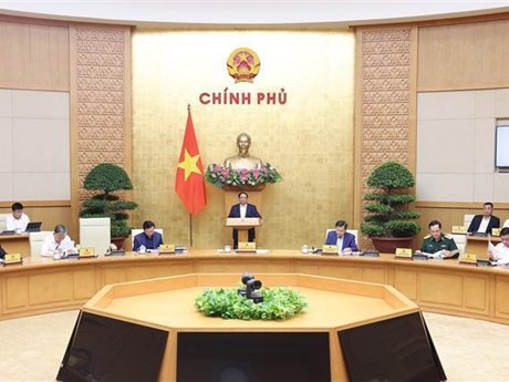 Le Premier ministre Pham Minh Chinh a présidé la réunion thématique de mars 2024 du gouvernement sur la préparation de lois. Photo: VNA
