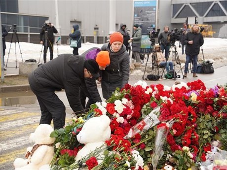 Les hommages aux victimes de l’attentat se sont multipliés en Russie. Photo : VNA.
