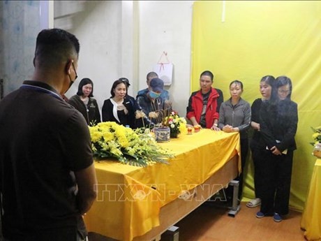 Autorités et habitants locaux expriment leurs condoléances à la famille du défunt marin Dang Duy Kiên, dans le quartier de Dang Lâm, arrondissement de Hai An, ville de Hai Phong. Photo : VNA.