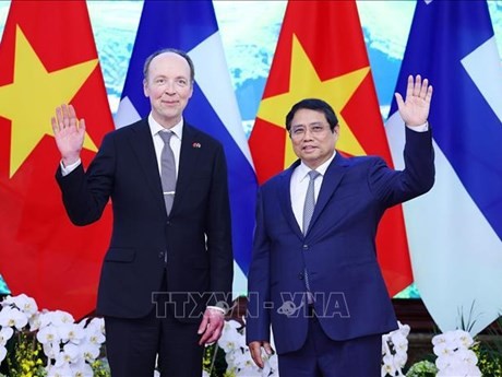  Le PM Pham Minh Chinh (droite) et le Président du Parlement de Finlande, Jussi Halla-Aho. Photo : VNA.