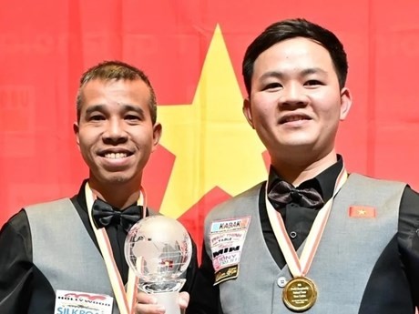 Trân Quyêt Chiên et Bao Phuong Vinh ont remporté la première victoire du Vietnam aux championnats du monde par équipes de billard à trois bandes. Photo : VNA.