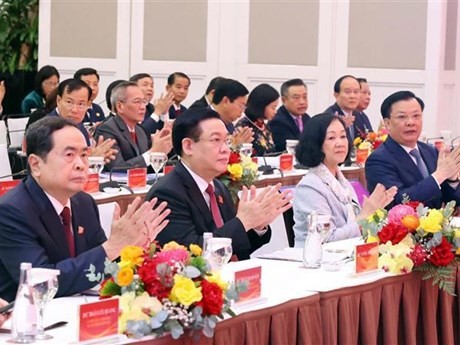 Le membre du Bureau Politique, Président de l’Assemblée nationale Vuong Dinh Huê (2e à partir de la gauche, 1er plan) lors de la conférence. Photo : VNA.
