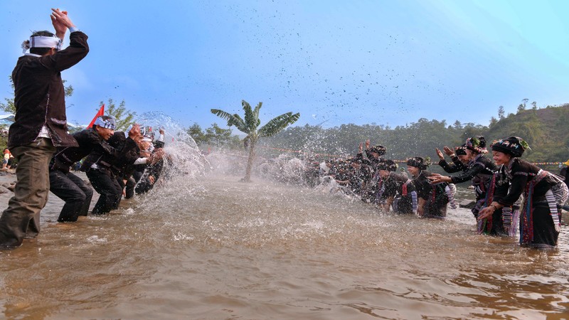 L'éclaboussures de l'eau est l’activité la plus attendue pendant la fête « Bun Vôc Nam ». Photo : nhandan.vn