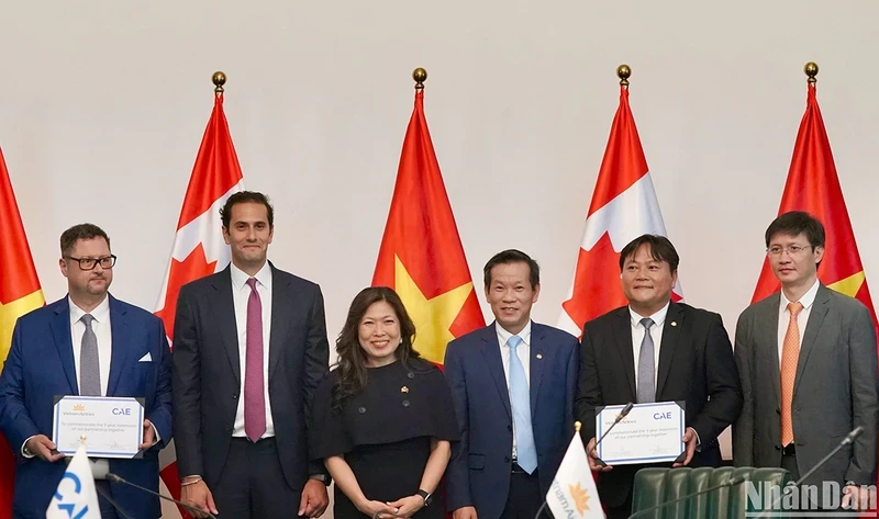 La signature de l'accord de coopération sur la prolongation des opérations de cockpit de simulation entre Vietnam Airlines et CAE. Photo : nhandan.vn