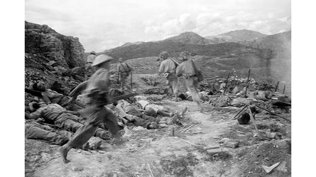 Nos unités d'assaut attaquent l'ennemi sur la colline A1. Photo d’archives : VNA.