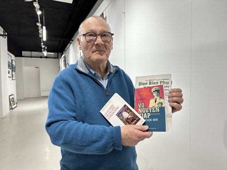 L’historien Alain Ruscio présente ses livres sur Dien Bien Phu : La guerre française d’Indochine, Vo Nguyên Giáp, một cuộc đời, Dien Bien Phu - Mythes et réalités… Photo : VNA 