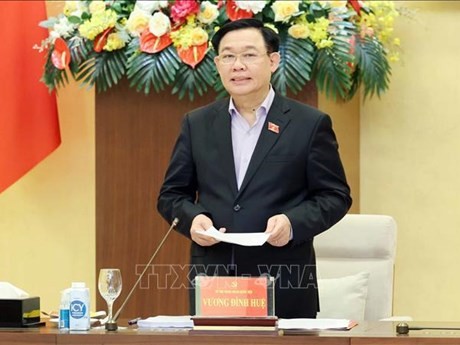 Le Président de l’Assemblée nationale Vuong Dinh préside la séance de travail du Comité chargé des affaires du Parti au sein de l’Assemblée nationale avec la permanence du Comité du Parti de la province de Nghê An. Photo: VNA