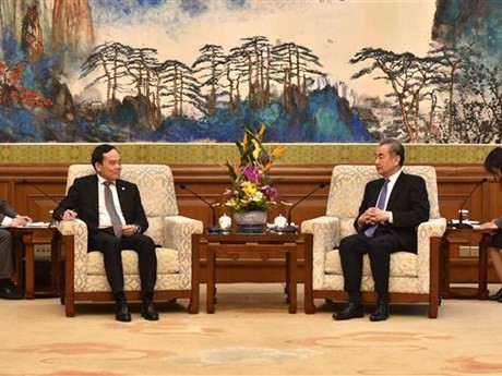 Entrevue entre le Vice-Premier ministre Trân Luu Quang et le ministre chinois des Affaires étrangères Wang Yi. Photo : VNA.