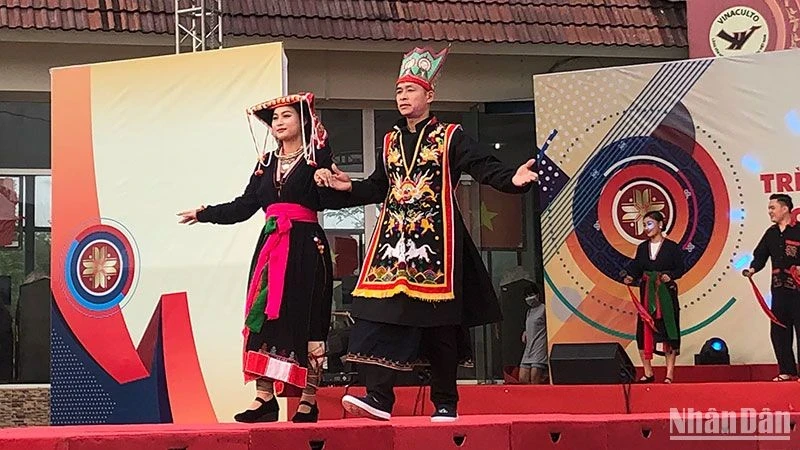 Le costume de représentation au Village culturel et touristique des minorités ethniques vietnamiennes. Photo : Nhandan.vn