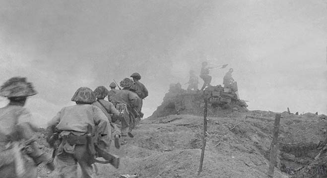 Nos soldats d'assaut attaquent une position ennemie sur la colline C. Photo : VNA.