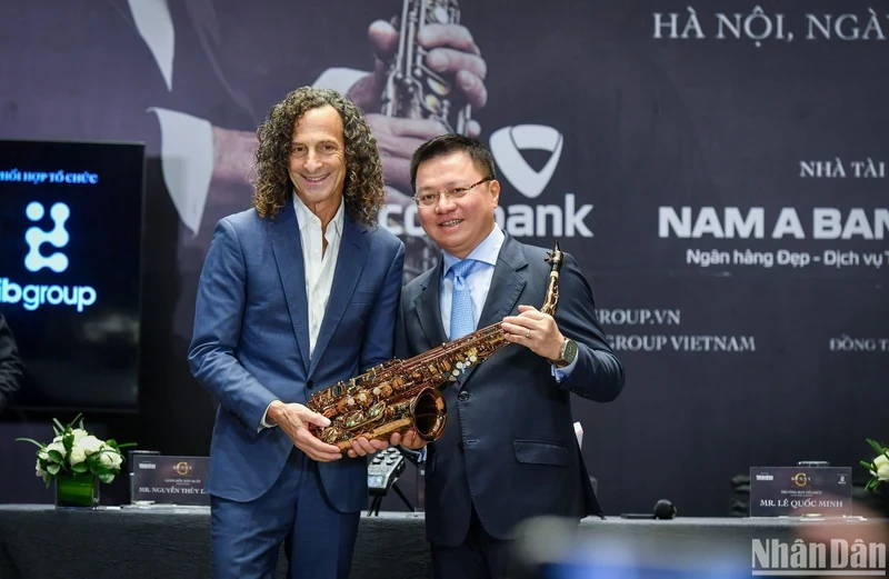 L'objet spécial mis aux enchères est un saxophone offert par l'artiste Kenny G au journaliste Lê Quôc Minh, rédacteur en chef du Journal Nhân Dân, à l'occasion de sa tournée au Vietnam pour se produire à la soirée musicale « Kenny G Live In Vietnam » en 2023. Photo : nhandan.vn