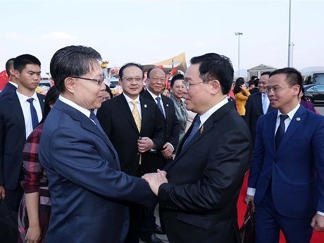 Le Président de l’AN Vuong Dinh Huê (à droite) termine sa visite officielle en Chine. Photo : VNA.