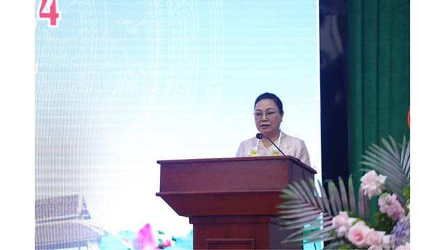 L'ambassadrice du Lao au Vietnam, Khamphao Ernthavanh, s'exprime lors de l'événement. Photo : thoidai.com.vn