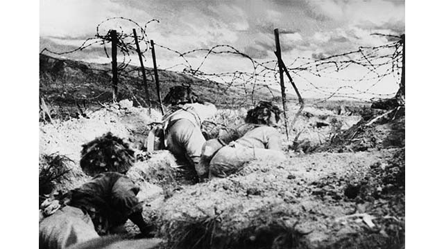 Nos soldats d'assaut coupent des barbelés pour commencer l'attaque des positions ennemies dans la zone de colline C. Photo : VNA.