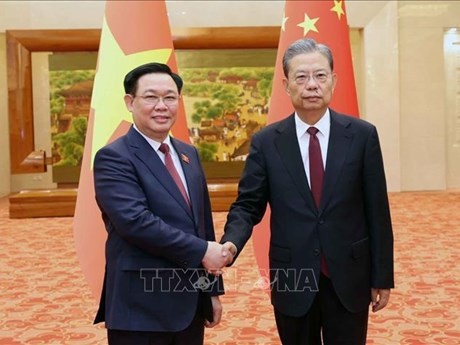 Le Président de l'Assemblée nationale du Vietnam Vuong Dinh Huê (gauche) et le président de l'Assemblée populaire nationale chinoise, Zhao Leji. Photo : VNA,